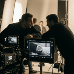 Dirección creativa revisando una campaña audiovisual premium en un set cinematográfico